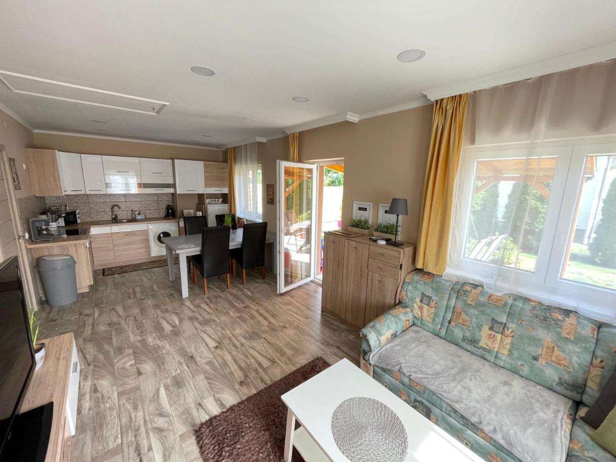 Lilla Apartman Balatonkeresztúr Eksteriør billede